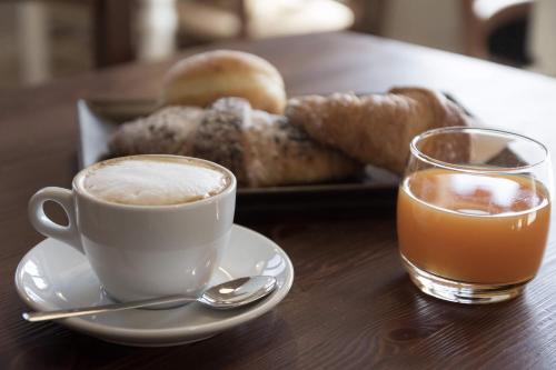 uma chávena de café e um prato de pastelaria numa mesa em Tra I Castelli em Filiano