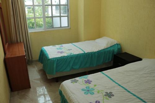 Llit o llits en una habitació de Preciosa Casa Maya Alberca y Jacuzzi Jiutepec Cuernavaca