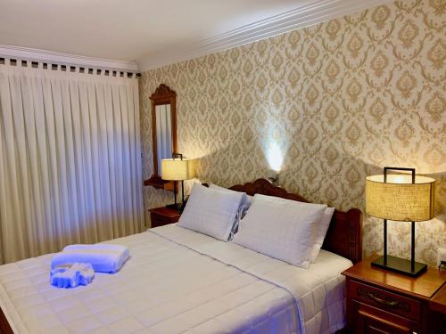 Una cama o camas en una habitación de Hotel Staufenberg