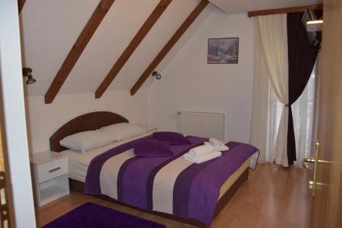 Un pat sau paturi într-o cameră la Villa Knezevic