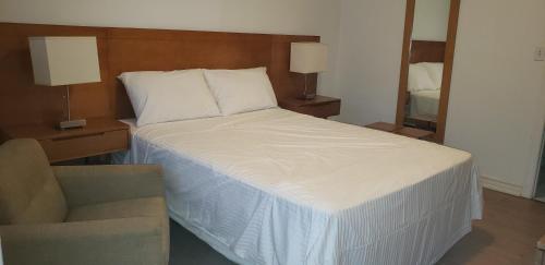 Una cama o camas en una habitación de Niagara Inn