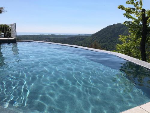 - une piscine avec vue sur la montagne dans l'établissement La cornice sul Garda - Your Home, à Villanuova sul clisi