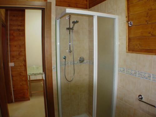 マリーナ・ディ・マッサにあるCamping Luniのバスルーム(ガラスドア付きのシャワー付)
