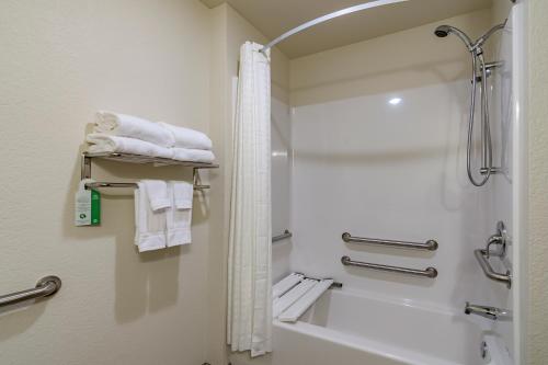 Cobblestone Inn & Suites - Lamoni في Lamoni: حمام مع دش وحوض استحمام ومغسلة