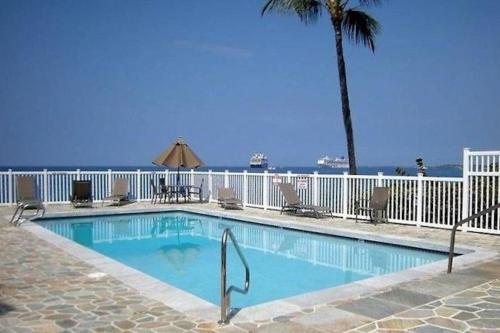 una piscina con el océano al fondo en Kona Shores, en Kailua-Kona