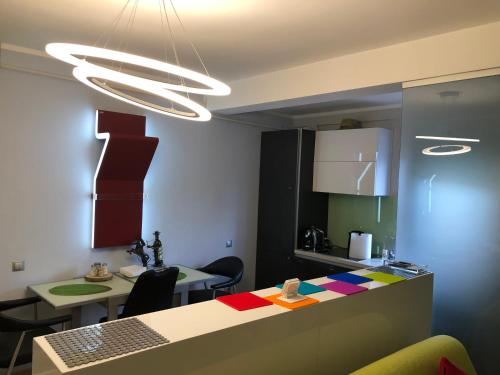Habitación con cocina con mesa y sillas. en RELAX Cluj Apartment and Terrace, en Cluj-Napoca