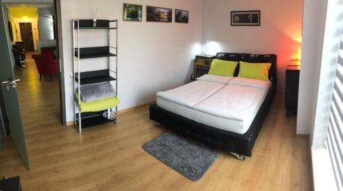 Tempat tidur dalam kamar di RELAX Cluj Apartment and Terrace