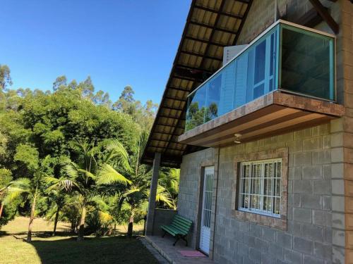 a building with a window on the side of it at Chale Premium Casal e Chale Charming Casal in Mairiporã