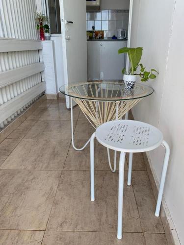 a glass table and a stool next to a staircase at Lo de ANNA in Posadas