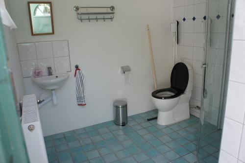 a bathroom with a toilet and a sink at Hotell Vagabond in Abbekås