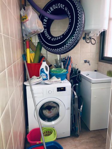 a laundry room with a washer and a washing machine at Piso lujoso in Puerto de Mazarrón