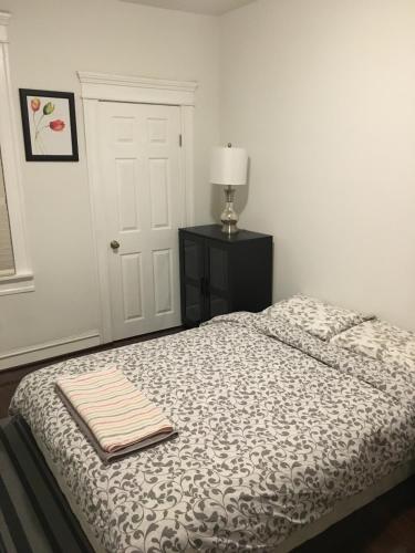A bed or beds in a room at comfort & charm in the johns hopkins uni