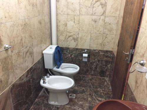 baño con aseo y asiento azul en Departamento Ciro, en San Salvador de Jujuy