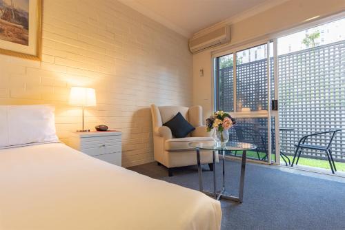 Ένα ή περισσότερα κρεβάτια σε δωμάτιο στο Benson Court Motel