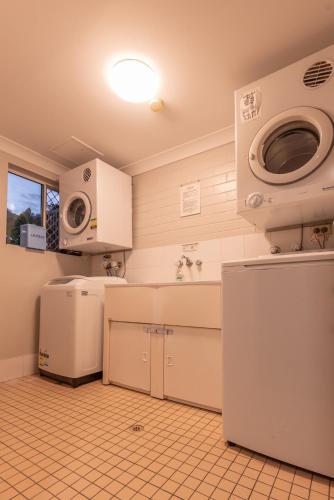 Η κουζίνα ή μικρή κουζίνα στο Benson Court Motel