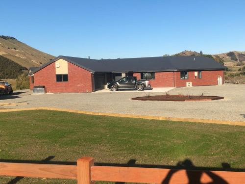 un edificio con un'auto parcheggiata di fronte di Mata-au Lodge a Beaumont