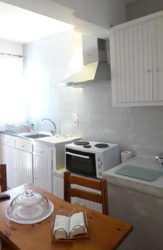 Virtuvė arba virtuvėlė apgyvendinimo įstaigoje Ava Apartments
