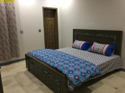 Apartment near Shaukat Khanum tesisinde bir odada yatak veya yataklar