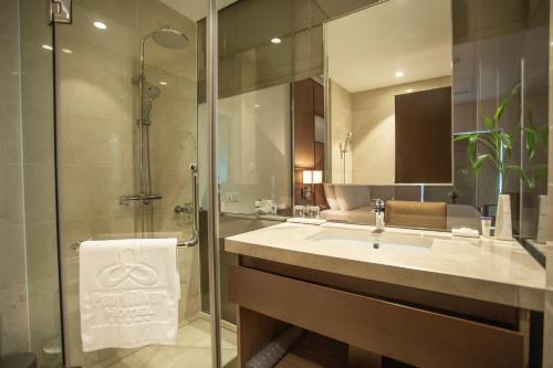 A bathroom at Pearl River Hotel