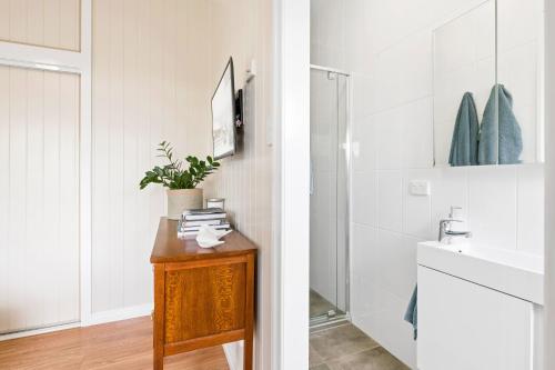 uma casa de banho com um lavatório e um WC em Keeler Cottage em Toowoomba