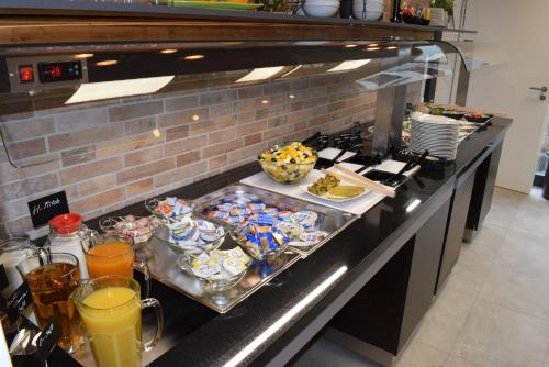 a buffet line with food and drinks on a counter at New Age Boardinghaus P5 in Heilbronn