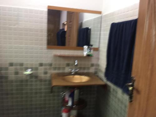 Bathroom sa Spacious Apartment in Johar Town