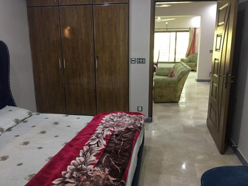 Ένα ή περισσότερα κρεβάτια σε δωμάτιο στο Spacious Apartment in Johar Town