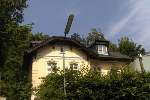 Bright top-floor apartment with terrace - 2 bedrooms - quiet area, 20 min to center