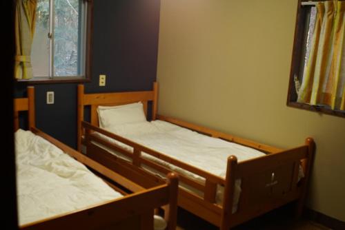 A bed or beds in a room at Forest House Yamanakako