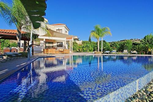 una gran piscina frente a una casa en Golden Valley Villa, en Skoulli