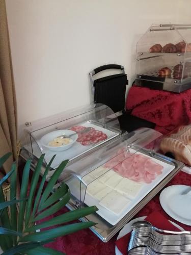 a plastic container with food on a table at Villa Hotel Del Sole in Chiusi