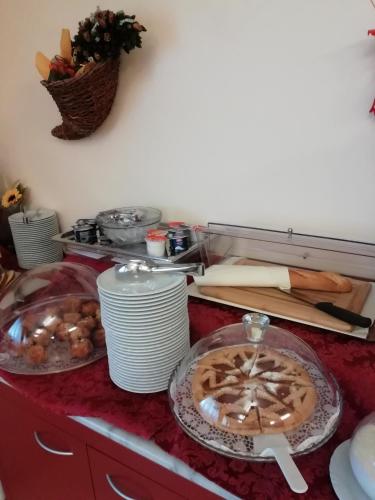 a kitchen counter with a plate of food on a table at Villa Hotel Del Sole in Chiusi