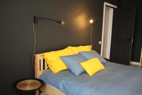 En eller flere senge i et værelse på Simple & Elegant Apartment