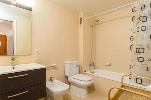 カレリャ・デ・パラフルジェリにあるK-2 CALELLA DE PALAFRUGELL, 4 PaXのバスルーム(トイレ、洗面台、バスタブ付)