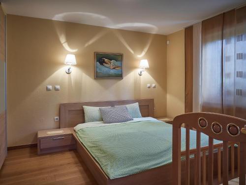1 dormitorio pequeño con 1 cama y 2 luces en APARTMAN BRODIŠČE, en Vinica