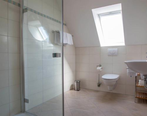 bagno con doccia e servizi igienici. di Hotel Seewind a Norddeich