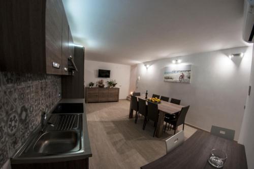 a kitchen and dining room with a table and chairs at La Primavera in Anacapri