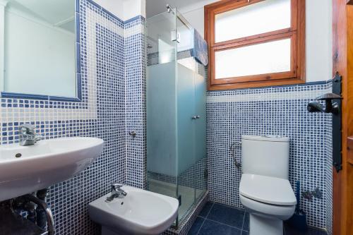 カレリャ・デ・パラフルジェリにあるAE-1 CALELLA DE PALAFRUGELL, 4 Paxのバスルーム(トイレ、洗面台付)