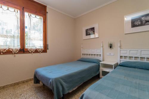 カレリャ・デ・パラフルジェリにあるAE-1 CALELLA DE PALAFRUGELL, 4 Paxのベッドルーム1室(ベッド2台、窓付)