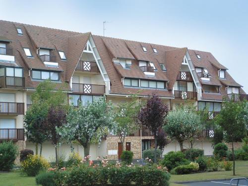 un gran edificio de apartamentos con muchas ventanas en Lagrange Vacances Les Résidences en Villers-sur-Mer