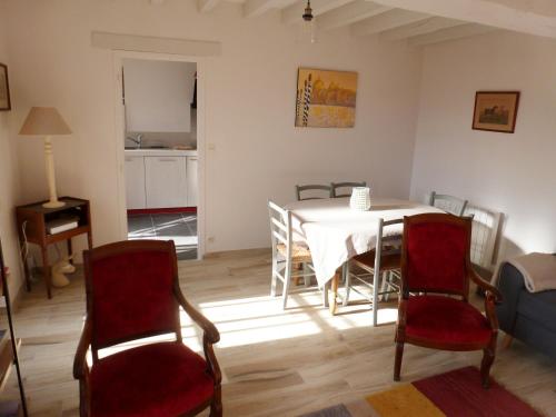 un salon avec une table et des chaises de salle à manger dans l'établissement la longère de l allée du château de Cheverny, à Cheverny