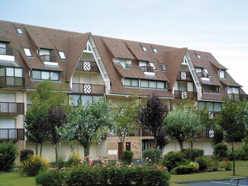 um grande edifício de apartamentos com muitas janelas em Lagrange Vacances Les Résidences em Villers-sur-Mer