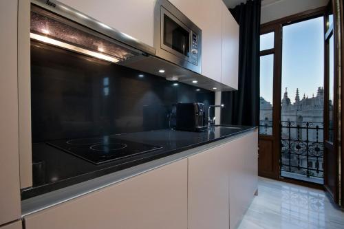 Kuchyň nebo kuchyňský kout v ubytování BiBo Suites Gran Vía