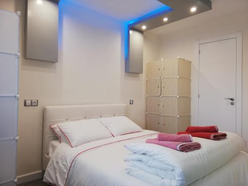 1 dormitorio con 1 cama grande y toallas. en One Bedroom Flat in Fenals Lloret de Mar for 4 People en Lloret de Mar