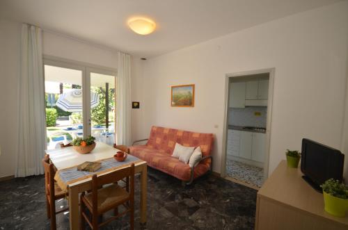 a living room with a couch and a table at Ville Dogi Sud in Bibione
