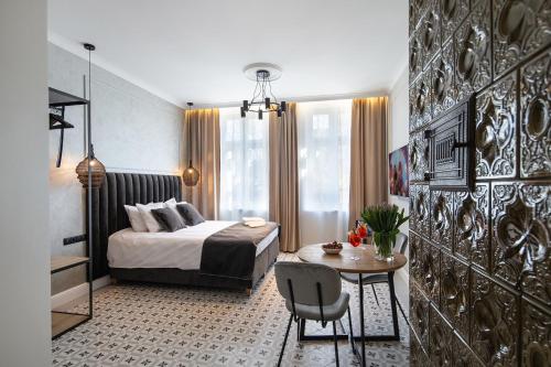 1 dormitorio con 1 cama y 1 mesa con silla en Apartamenty przy Monte Cassino, en Sopot