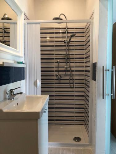 W łazience znajduje się prysznic i umywalka. w obiekcie Bed and Breakfast Villa Giovanna w Rimini