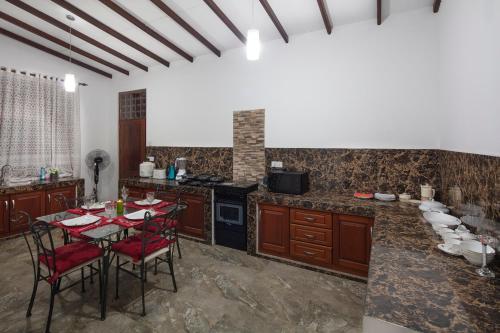 een keuken met een tafel en stoelen in een kamer bij Castle Colombo in Piliyandala