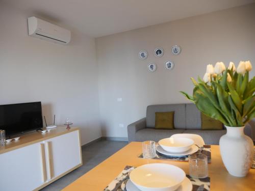 ein Wohnzimmer mit Tisch und Couch in der Unterkunft Poggio Miramare Luxury Home in Castellammare di Stabia