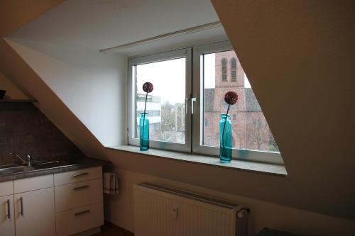 dois vasos azuis sentados no parapeito da janela da cozinha em Fewo Lorri em Dorsten